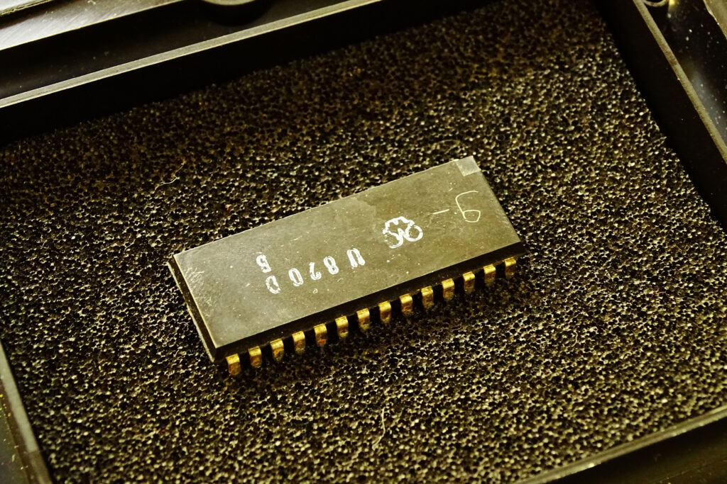 U820 Schaltkreis für den ersten DDR Taschenrechner