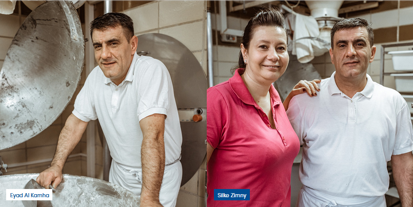 Zweigeteiltes Bild. Auf der Linken Seite ein Mensch mit Migrationshintergrund in einer Bäckereiumgebung, auf der rechten Seite derselbe Mensch mit einer Frau, die lächelt und ihm die Hand auf die Schulter legt.